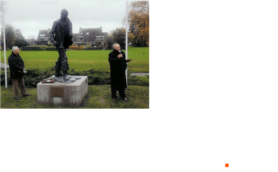 zijn middel heeft hangen. Martin Hoevenaar, aanjager van het gehele project en zoon van een der liniecrossers: “Er werden vanuit het bezette noorden personen gesmokkeld naar het reeds bevrijde zuiden maar zeker ook zaken als microfilms en medicijnen. De schoudertas had dus destijds een belangrijke inhoud en dat heeft hij nu wéér!” De tas met daarin het lespakket over het verzetswerk van de liniecrossers werd door Sander Pals en Valentino Gelens, beiden uit groep acht van 't Rietland en de Willibrordus, overhandigd aan de beide directeuren van de basisscholen zodat de volgende groepen acht in het nieuwe schooljaar ook met het pakket aan de slag kunnen.  Meerjarige bloemen Een door Martin Hoevenaar aangeleverde tekst die door René Luijten tot gedicht is verwerkt, werd door leerling Parnilla Mulder voorgedragen bij het monument. Een monument dat juist vorige week donderdag tot de verbeelding sprak omdat het op die dag precies 68 jaar geleden was dat Lage Zwaluwe werd bevrijd. Het verzetswerk van de liniecrossers begon vanzelfsprekend vlak daarna. “Een beeld hier aan de kop van de haven uitkijkend naar de Biesbosch aan de overzijde van de rivier, een mooie plaats voor gedenken”, aldus Jan van Gurp, voorzitter van de onlangs opgerichte stichting Verzetsgroep Liniecrossers. Namens die stichting kregen alle leerlingen een bloem overhandigd die zij op hun beurt bij het beeld en het monument legden waarmee de ceremonie die een jaarlijks vervolg zal krijgen, werd afgesloten     Het kan wethouder Janus Oomen niet kwalijk genomen worden dat hij totdat hij wethouder in onze gemeente werd, nog nooit van de liniecrossers had gehoord. Het kan wél op zijn conto geschreven worden dat hij zich goed en snel in de geschiedenis van deze verzetsstrijders had verdiept. Het belang van het in standhouden van deze geschiedenis vond hij zeer belangrijk omdat de vrijheid een groot goed is. Oomen prees dan ook het initiatief van het lespakket. Dat pakket zit in een exacte kopie van de tas die de Liniecrosser, het door kunstenaar Niek van Leest vervaardigde beeld, om Links voorzitter Jan van Gurp, rechts wethouder Janus Oomen tijdens zijn toespraak.